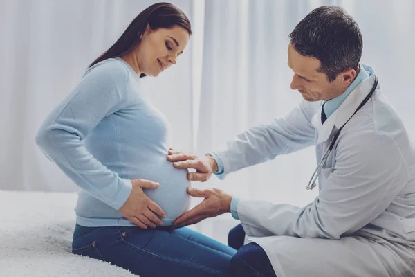 Mladí těhotenství návštěvě svého lékaře v čele — Stock fotografie