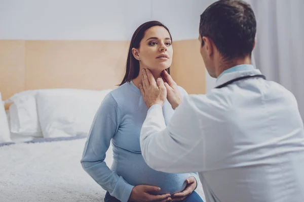 Behöriga brunett man som arbetar i kliniken — Stockfoto