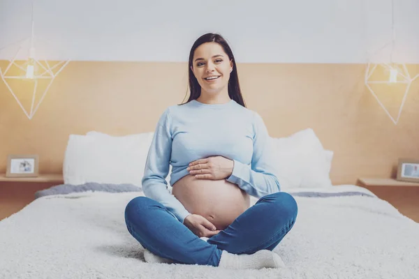 彼女の腹を抱きしめる幸せ妊娠 — ストック写真