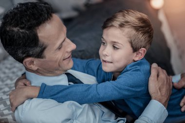 Aile günü. Onun yüzünde mutluluk çocuk koruma gülümseme babamla konuşurken