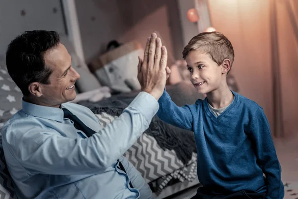 Niño agradable tocando las manos con el padre —  Fotos de Stock