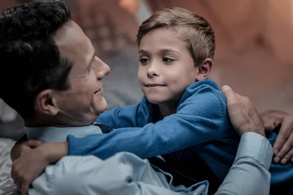 Retrato de niño encantado que mirando a padre — Foto de Stock