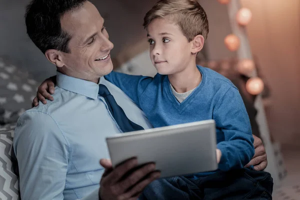 Attente jongen naar zijn vader luisteren — Stockfoto