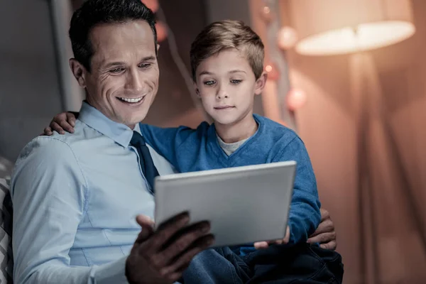 Lachende brunette man kijken scherm van Tablet PC — Stockfoto