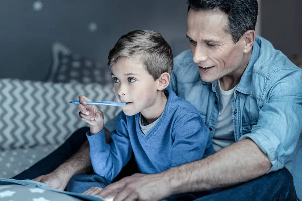 Kleine jongen wordt diep in gedachten — Stockfoto