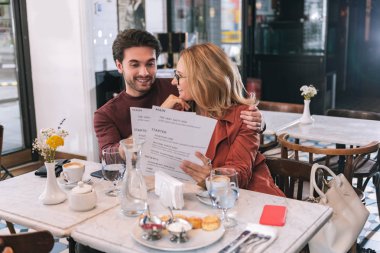 Çekici hoş çift muayene menü