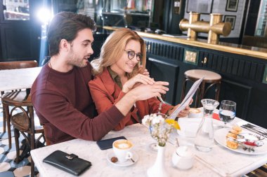 Mutlu neşeli çift ile ilgili menü