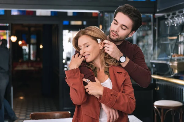 Soñadora pareja agradable disfrutando el uno del otro —  Fotos de Stock