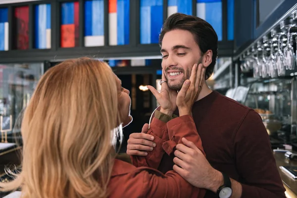 Mujer atractiva acariciando hombre feliz — Foto de Stock