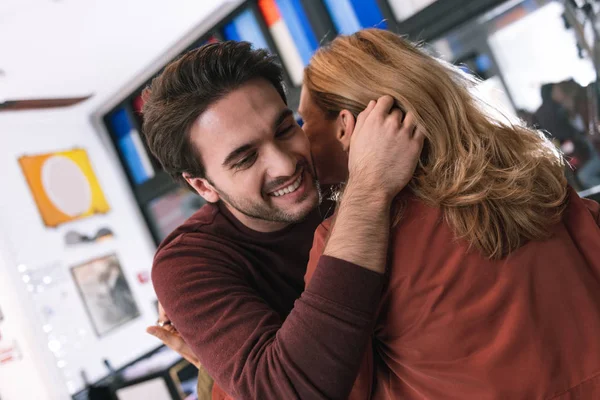 Alegre exuberante homem atraindo mulher — Fotografia de Stock