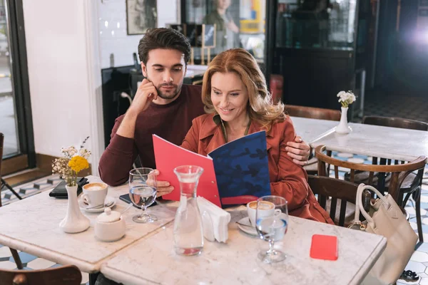 Feliz pareja amorosa haciendo orden — Foto de Stock