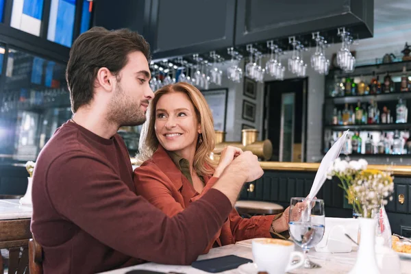 Encantadora pareja alegre menú de lectura — Foto de Stock