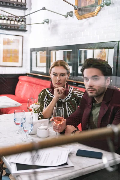 Preocupada pareja preocupada que tiene dudas — Foto de Stock