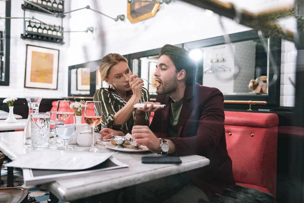 Apelando a la mujer madura hombre nutritivo — Foto de Stock