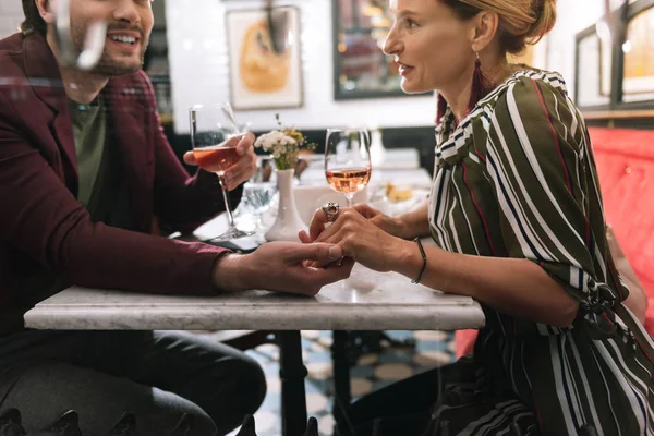 Adorable pareja agradable celebrando el amor — Foto de Stock