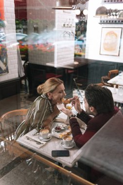 Şımartan kadın seven genç adam