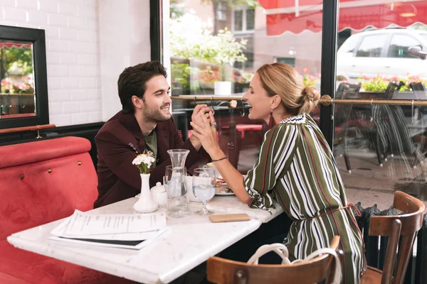 Vrolijke optimistische paar flirten — Stockfoto