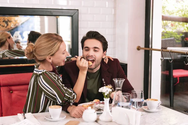 Alegre madura mujer mimar hombre — Foto de Stock