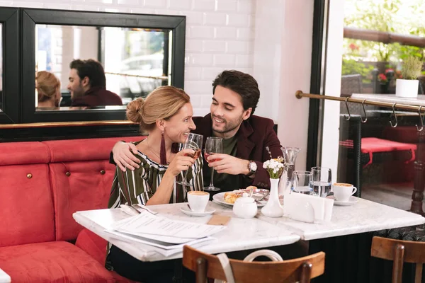 Atraente casal doce trocando elogios — Fotografia de Stock