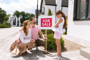 Güzel üzgün kız ailesinin önünde ayakta