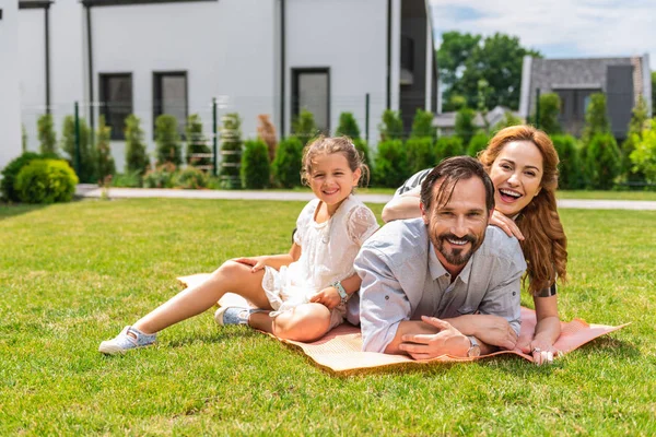 Boa família positiva deitada no chão juntas — Fotografia de Stock