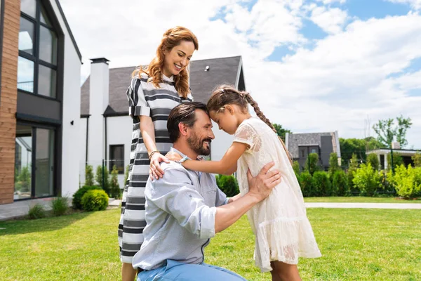 Buena chica positiva mirando a su padre — Foto de Stock