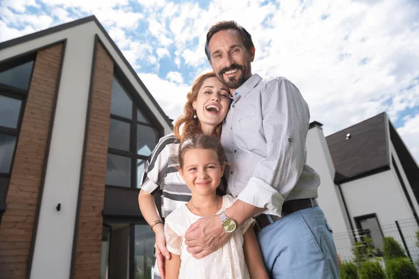 Alegre familia agradable mirándote — Foto de Stock