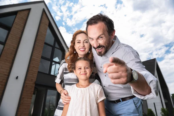 Gioioso uomo gentile che ti indica — Foto Stock