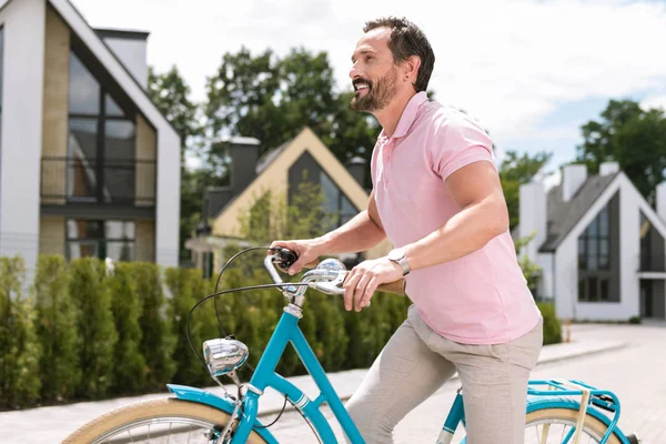 Encantado hombre feliz disfrutando de su paseo — Foto de Stock