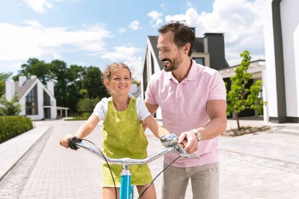 Blij positieve man kijken naar zijn dochter — Stockfoto