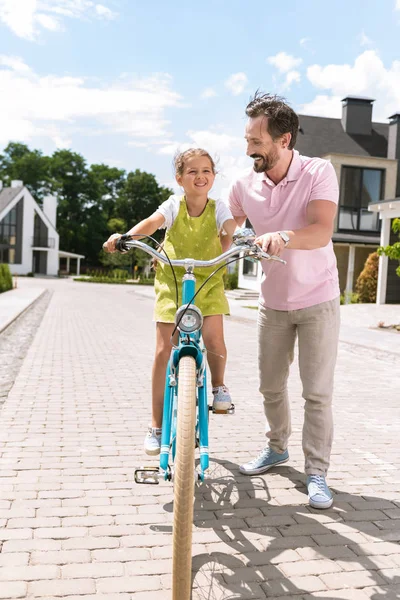 Aangename schattig meisje geniet van de fietstocht — Stockfoto