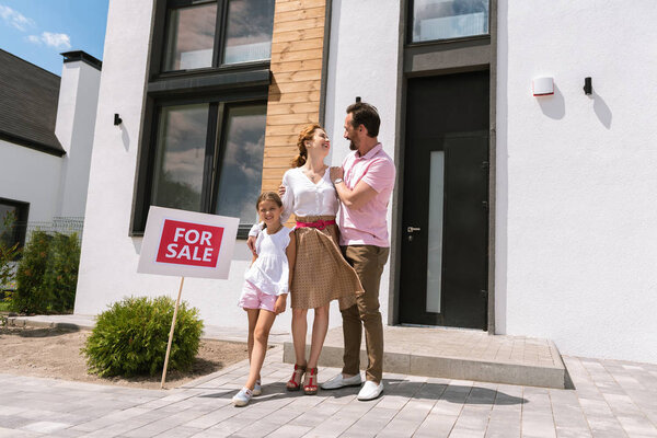 Счастливая семья делает крупную покупку
