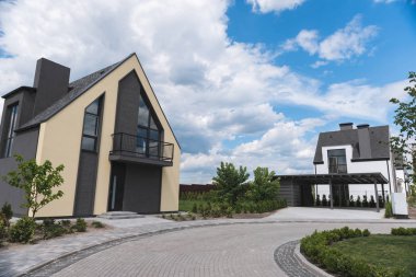 Güzel bir modern bina driveway