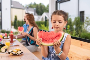 Karpuza seyir tatlı hoş kız