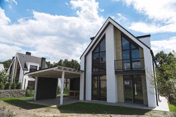 Schönes neues Haus im Wohngebiet — Stockfoto