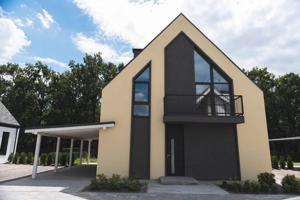 Fachada de una hermosa casa moderna — Foto de Stock