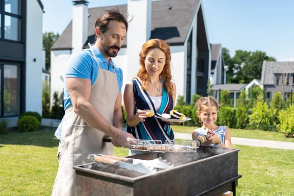 Inteligente bom homem preparando churrasco — Fotografia de Stock