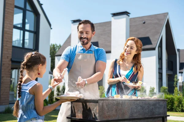 Alegre feliz homem segurando marshmallows — Fotografia de Stock