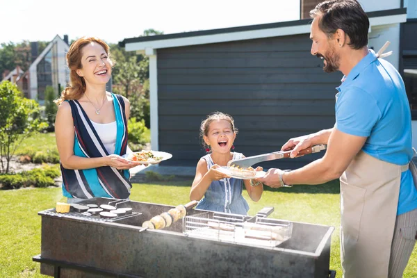 Homem positivo alegre servindo comida — Fotografia de Stock