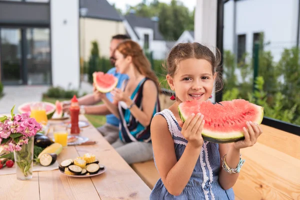 Bonito menina gostando de sua comida — Fotografia de Stock