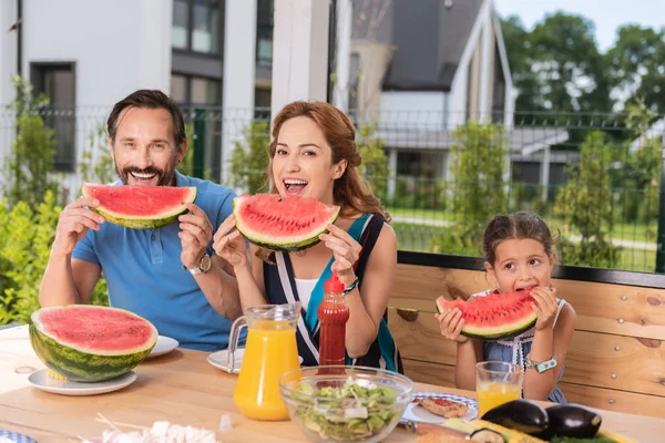 Encantada boa família desfrutando de melancias — Fotografia de Stock