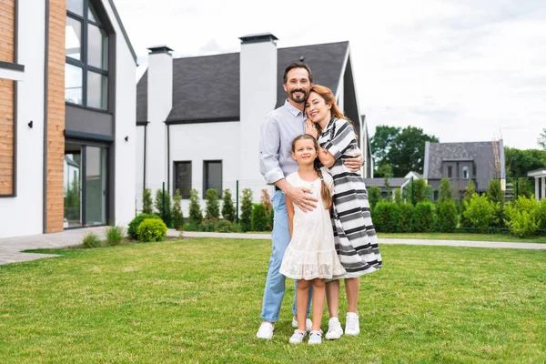 Encantada familia positiva de pie juntos — Foto de Stock