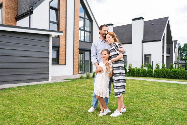 Bonito hombre guapo abrazando a su familia — Foto de Stock