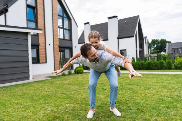 Agradable hombre alegre jugando con su hija — Foto de Stock