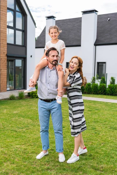 Feliz mulher alegre de pé perto de seu marido — Fotografia de Stock