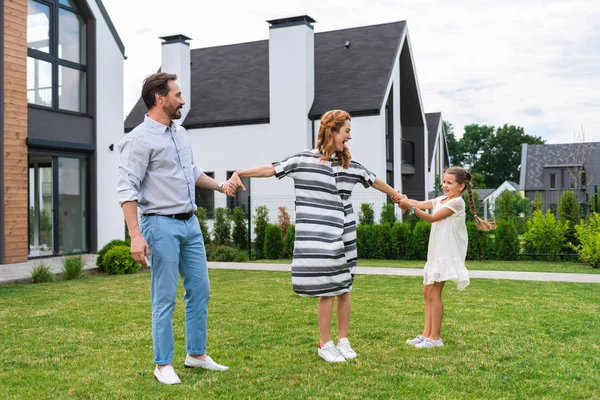 Mujer alegre positiva divirtiéndose con su familia — Foto de Stock