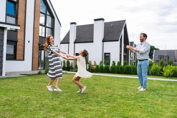 Agradable madre e hija tomados de la mano — Foto de Stock