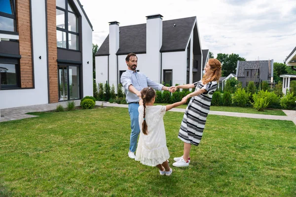 Agradable familia unida de pie en un círculo — Foto de Stock