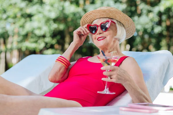 Olgun kadın dinlenme havuzu yaparken mutlu hissediyor