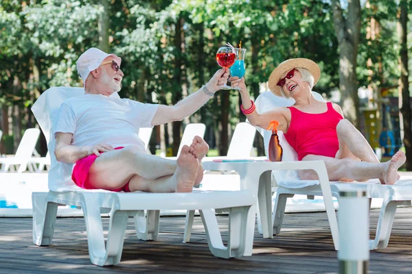 Avkopplande pensionerad man och kvinna dricka sommardrinkar — Stockfoto